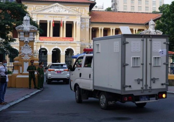 Đúng 6h sáng, bị cáo Nguyễn Phương Hằng và Đặng Anh Quân được dẫn giải tới tòa bằng hai xe đặc chủng. Các bị cáo còn lại do được tại ngoại trong quá trình điều tra nên tự túc đến tòa.