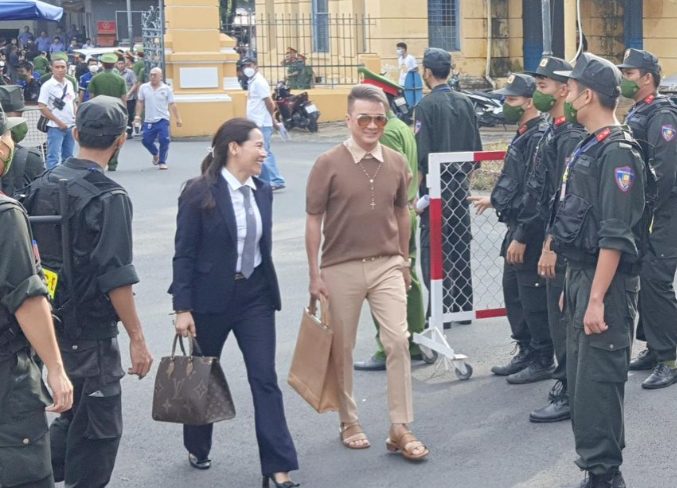 Để phục vụ xét xử, Tòa án triệu tập 12 người có quyền lợi, nghĩa vụ liên quan, gồm: ông Võ Nguyễn Hoài Linh, bà Nguyễn Thị Mỹ Oanh, bà Ðặng Thị Hàn Ni, ông Huỳnh Minh Hưng, bà Trần Thị Thủy Tiên cùng chồng là Lê Công Vinh, ông Nguyễn Đức Hiển, bà Ðinh Thị Lan, bà Lê Thị Giàu, bà Trương Việt Hà, ông Huỳnh Uy Dũng (Chủ tịch HĐQT Công ty CP Đại Nam) và ông Nguyễn Đình Kim.