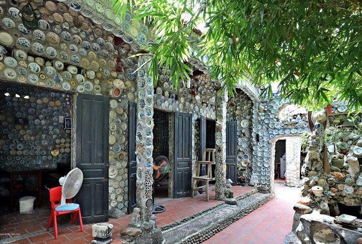  Ngôi nhà gắn đĩa cổ: Ông Nguyễn Văn Trường ở Vĩnh Tường, Vĩnh Phúc là một người đam mê đồ cổ, đã gắn hơn 10.000 bát, đĩa cổ, tiền cổ… lên tường nhà. Hàng ngày, ông Trường thường ở nhà để tiếp khách đến thăm ngôi nhà "độc nhất vô nhị" này. Khi không có khách ông lại đi lau từng cái bát, đĩa... 