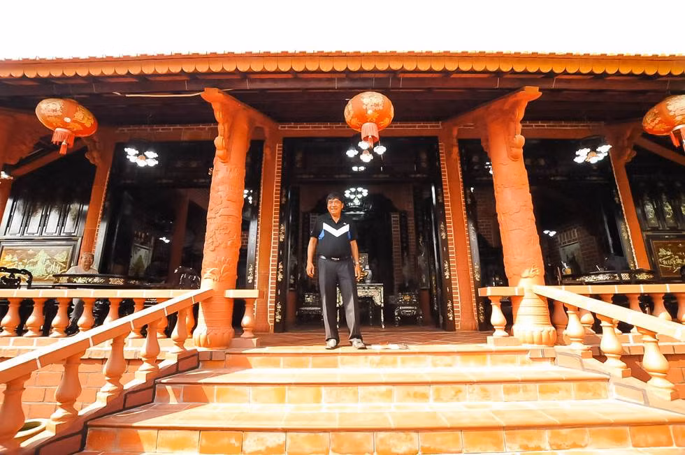  Nhà bằng gốm 5 tỷ đồng: Căn nhà được xây toàn bằng gốm thuộc sở hữu của ông Nguyễn Văn Buôl (60 tuổi, ngụ tại P.5, TP.Vĩnh Long, tỉnh Vĩnh Long). Ý tưởng về một căn nhà toàn bằng gốm đã được ông Buôl ấp ủ từ những năm 2009, nhưng do vấn đề về kinh tế, mãi đến năm 2018, ông Buôl mới thực hiện được. Nhà gốm được thi công trên mảnh đất rộng 300m2 với kinh phí lên tới gần 5 tỷ đồng.