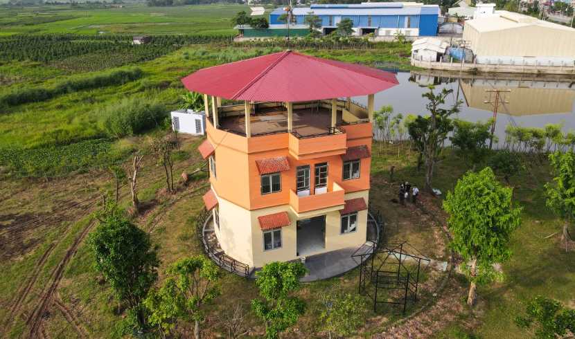  Ngôi nhà 420 tấn quay 360 độ ở Bắc Giang: Căn nhà xoay có diện tích 172m2, xây trên khu đất 50 năm, rộng 10ha được ông Nguyễn Văn Lượng, 57 tuổi ở phường Ngô Quyền, TP Bắc Giang, Bắc Giang thuê. Từ khi lên ý tưởng (năm 2009), xin được giấy phép xây dựng (năm 2012) đến khi xây xong (2016). . (Ảnh VOV)