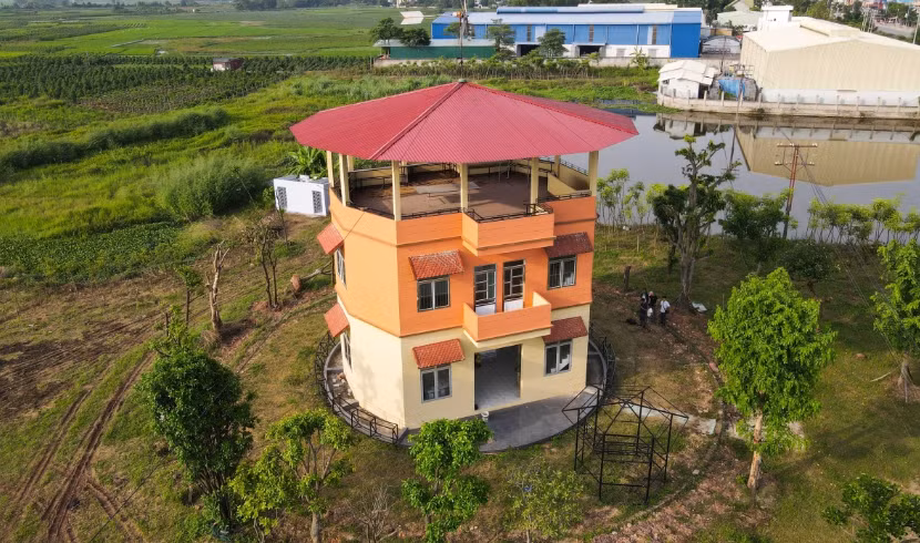  Ngôi nhà 420 tấn quay 360 độ ở Bắc Giang: Căn nhà xoay có diện tích 172m2, xây trên khu đất 50 năm, rộng 10ha được ông Nguyễn Văn Lượng, 57 tuổi ở phường Ngô Quyền, TP Bắc Giang, Bắc Giang thuê. Từ khi lên ý tưởng (năm 2009), xin được giấy phép xây dựng (năm 2012) đến khi xây xong (2016). . (Ảnh VOV)