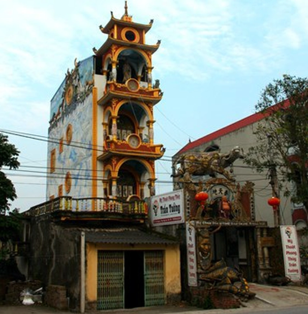  Nhà như "hang động Ngưu Ma Vương" ở Hưng Yên: Nằm ngay sát quốc lộ 39A thuộc địa phận xã Ngũ Lão (Kim Động, Hưng Yên), ngôi nhà 4 tầng của anh Trần Văn Tưởng (SN 1985) nổi bật bởi lối kiến trúc kỳ dị và có phần bí ẩn. Căn nhà được anh Tưởng xây dựng từ năm 2011 và kéo dài trong suốt 3 năm. Nhìn bề ngoài, ngôi nhà được xây dựng theo lối nhà ống quen thuộc của người Việt, tuy nhiên cách trang trí lại có phần khác biệt. Phần ban công và mái của ngôi nhà cong vút như mái chùa. 