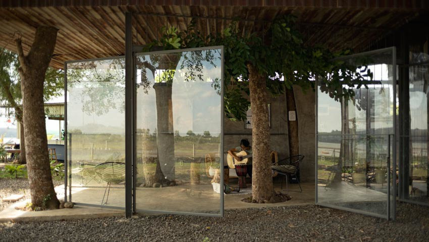  Nhà trên cây độc, lạ nhất Bà Rịa - Vũng Tàu: Nằm bên bờ hồ Đá Bàng, huyện Châu Đức, Bà Rịa – Vũng Tàu, nhà trên cây kể lại câu chuyện và ước mơ thuở bé của người chủ nhà lớn tuổi. Các yếu tố nội thất, từ hệ tủ kệ, bàn ghế mộc mạc, cho đến những ô cửa phóng khoáng cho phép ánh sáng tự nhiên chiếu xuyên suốt. Đến đây, ánh nắng đáp trên bề mặt những tấm tôn cũ, cường độ và góc chiếu khác nhau, cùng nhảy múa bên trong ngôi nhà. 