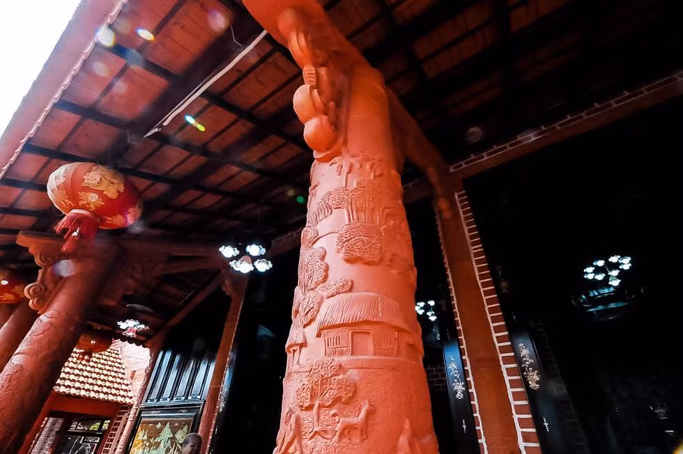 Tình yêu với gốm của ông Buôl xuất phát từ 30 năm gắn bó với nghề làm gốm đỏ. Mọi chi tiết thiết kế trong ngôi nhà đều được ông dụng tâm hoàn thành, từ bản vẽ đến các yếu tố mỹ thuật. Hàng cột gốm ngoài mái hiên cũng được ông Buôl thiết kế, trang trí theo các chủ đề quen thuộc của đất phương Nam như: nông nghiệp lúa nước, lễ hội, thời khẩn hoang…