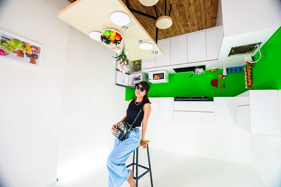 Nhà chổng ngược bắt đầu xây dựng từ tháng 6/2019 và hoàn thành vào đầu tháng 11 cùng năm với tổng chi phí gần 800 triệu đồng. Căn nhà có sức chứa hơn 50 người và được xây dựng với kết cấu chịu lực vô cùng chắc chắn. Căn nhà có tổng cộng 5 phòng, toàn bộ nội thất đều được thiết kế ngược nhờ hệ thống đinh vít, keo dán đặc biệt 