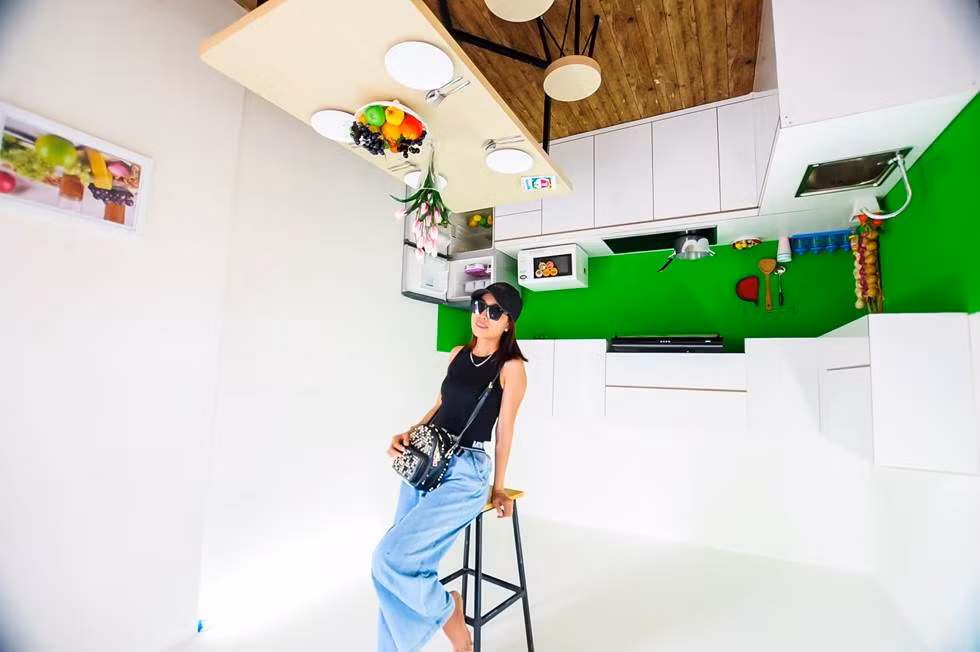 Nhà chổng ngược bắt đầu xây dựng từ tháng 6/2019 và hoàn thành vào đầu tháng 11 cùng năm với tổng chi phí gần 800 triệu đồng. Căn nhà có sức chứa hơn 50 người và được xây dựng với kết cấu chịu lực vô cùng chắc chắn. Căn nhà có tổng cộng 5 phòng, toàn bộ nội thất đều được thiết kế ngược nhờ hệ thống đinh vít, keo dán đặc biệt 