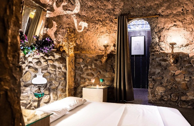 Nghệ sĩ Đào Anh Khánh cho biết, công trình là một tổ hợp nghệ thuật sắp đặt, trong đó có kiến trúc, điêu khắc, ánh sáng, âm thanh… giao hòa với thiên nhiên cây cỏ. Ảnh: Bên trong phòng của một căn nhà cây.