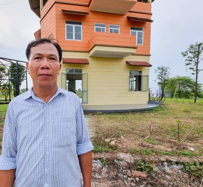 Điều đặc biệt của căn nhà này là có thể xoay tròn 360 độ, tương tự như bàn xoay và có thể điều chỉnh để nhà xoay theo mọi hướng, với tốc độ quay khác nhau, chậm nhất là 24 giờ/vòng quay. Căn nhà còn kết nối hệ thống với điện thoại thông minh để có thể xoay nhà từ xa. Vận hành ngôi nhà xoay 420 tấn chỉ cần bộ máy công suất tương đương 1 chiếc quạt, xoay trong bể nước. Hiện toàn bộ nhà đều được nổi nhờ hầm phao ngầm có đường kính 12m và hệ thống chân vịt, trục quay. Đặc biệt, toàn bộ hệ thống điện nước, nước thải sẽ phải có tâm trục, đào rãnh rất sâu. (Ảnh VOV) 