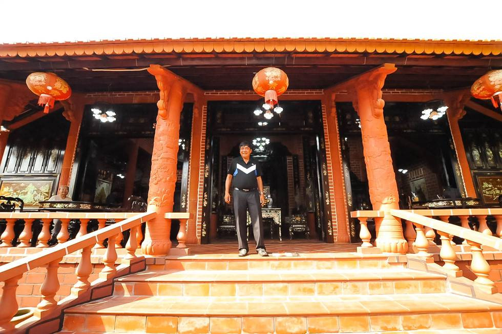  Nhà bằng gốm 5 tỷ đồng: Căn nhà được xây toàn bằng gốm thuộc sở hữu của ông Nguyễn Văn Buôl (60 tuổi, ngụ tại P.5, TP.Vĩnh Long, tỉnh Vĩnh Long). Ý tưởng về một căn nhà toàn bằng gốm đã được ông Buôl ấp ủ từ những năm 2009, nhưng do vấn đề về kinh tế, mãi đến năm 2018, ông Buôl mới thực hiện được. Nhà gốm được thi công trên mảnh đất rộng 300m2 với kinh phí lên tới gần 5 tỷ đồng.