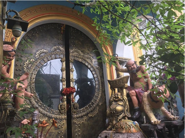 Chia sẻ về ý tưởng xây dựng căn nhà độc đáo này, anh Tưởng cho biết, bản thân là họa sĩ điêu khắc nên muốn tạo ra một tác phẩm để đời cho bản thân. Ngôi nhà được anh ấp ủ khá lâu trước khi bắt tay thực hiện. Dù tốn công xây dựng là vậy, nhưng nhiều người dân xung quanh cho biết, căn nhà vừa không đẹp lại tạo cảm giác kỳ bí, sợ hãi mỗi khi đi qua. 