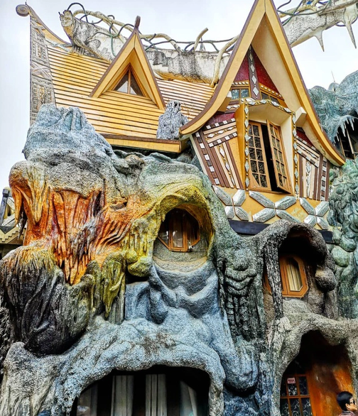 Công trình bao gồm nhiều tòa nhà và nhà khách, quán cà phê và phòng trưng bày nghệ thuật... Tất cả đều được thiết kế quanh co, kỳ quặc không theo bất cứ phong cách đặc trưng nào. Từ khi xây dựng vào năm 1990, biệt thự này liên tục trở thành điểm đến gây “sốt” và được nhiều du khách đặc biệt là du khách nước ngoài ghé thăm. Công trình “kỳ quặc” này cũng lọt top các ngôi nhà độc đáo, ấn tượng thậm chí còn được bình chọn là điểm đến không thể bỏ qua khi đến Đà Lạt du lịch