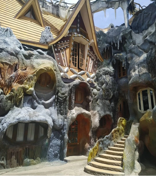  Ngôi nhà điên ở Đà Lạt: Ngôi nhà quái dị" (Crazy House) hay biệt thự Hằng Nga rộng gần 2.000 m2, tọa lạc ở số 3 đường Huỳnh Thúc Kháng (TP. Đà Lạt). Chủ nhân của công trình kiến trúc này là bà Đặng Việt Nga. Bà Nga từng nhận bằng tiến sĩ ngành kiến trúc tại Moscow, khi xây dựng công trình này bà mong muốn tạo ra kiến trúc có thể mang con người gần với thiên nhiên và cảnh báo về tác hại khi môi trường bị tàn phá. 