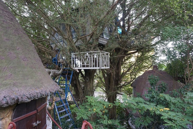 Nhà trên cây kỳ dị ở Hà Nội: Được xây dựng cách đây hơn 20 năm, quần thể nhà độc đáo của nghệ sỹ Đào Anh Khánh được xây dựng trên khu đất rộng 2.000 m2 gồm 5 khu vực chính, bao gồm: 5 ngôi nhà cây, một nhà thủy cung, ba nhà vườn và một nhà sàn. “Trên thế giới đã có những ngôi nhà cây được xây dựng rất ấn tượng, nhưng tại Việt Nam thì chưa, chính vì thế tôi mong muốn mang đến cho mọi người những trải nghiệm khác biệt, được hòa mình với thiên nhiên, được tận hưởng một không gian sống mới, mở hơn, đẹp hơn và trong lành hơn”, nghệ sĩ Đào Anh Khánh nói về ý tưởng của mình. 