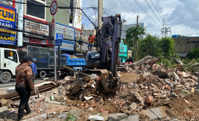 Gần 10 năm qua, kể từ năm 2014, sau khi dự án mở rộng đường Lũy Bán Bích (quận Tân Phú) được thực hiện, căn nhà số 845 Âu Cơ vẫn án ngữ giữa giao lộ Lũy Bán Bích - Âu Cơ - Ba Vân với diện tích khoảng 30m2, trở thành nhà 4 mặt tiền vì nằm giữa giao lộ. Hàng ngày lượng xe cộ qua lại giao lộ khá đông, đặc biệt vào giờ cao điểm. Việc căn nhà án ngữ giữa giao lộ không chỉ che khuất tầm nhìn người đi đường mà còn khiến giao thông ùn ứ. Khu vực này sẽ được cải tạo thành vòng xoay giao thông, không để cảnh một căn nhà nằm giữa đường như 10 năm qua. 