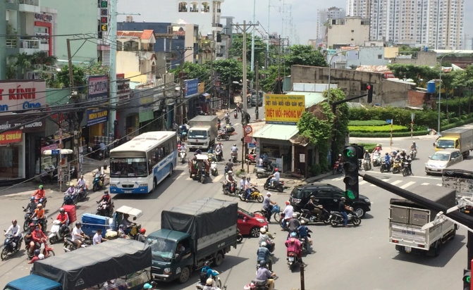  Tháo dỡ căn nhà bốn mặt tiền nằm giữa đường suốt nhiều năm: Ngày 25/9, ông Nguyễn Quốc Bình - Phó Chủ tịch UBND quận Tân Phú, TP HCM cho biết quận sẽ tháo dỡ căn nhà án ngữ bốn mặt tiền trên địa bàn quận nhiều năm nay. Căn nhà số 845 Âu Cơ (quận Tân Phú, TP HCM) nằm giữa giao lộ Âu Cơ và Lũy Bán Bích - Ba Vân trở nên "độc lạ" trong mắt người đi đường vì có cả 4 mặt tiền. (Ảnh Dân Trí) 