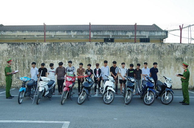 Ha Nam: Bat nhom doi tuong mang hung khi, nem vo chai bia vao nha dan