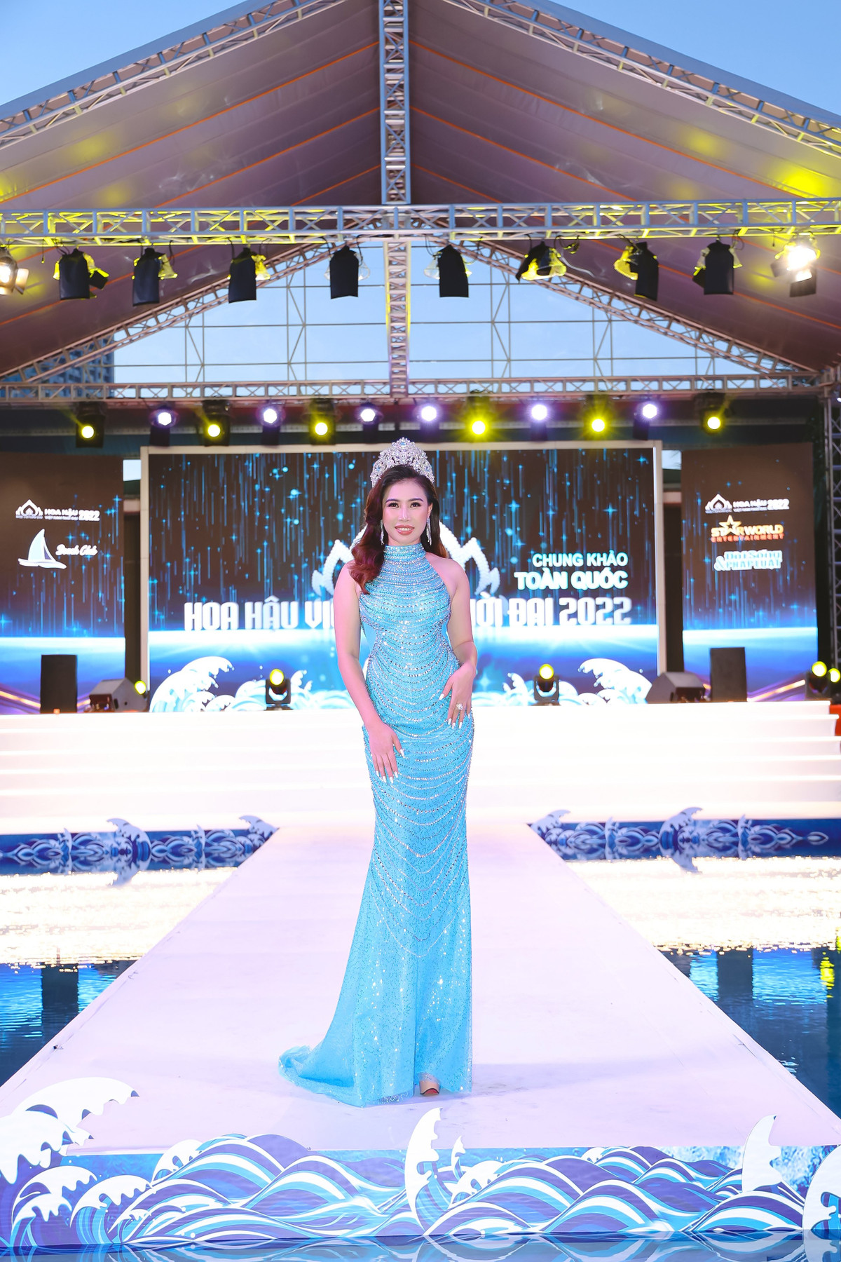 Tin lời, ngày 1/11/2022, vợ chồng ông D. chuyển cho bà Phi 1 tỷ đồng, qua tài khoản ngân hàng mang tên H.B.T. Người nhận là Phạm Thị Minh Phi. Nhận được tiền, bà Phi làm giả hợp đồng đặt cọc, chuyển nhượng quyền sử dụng đất và tài sản gắn liền với đất với nội dung: Ngày 1/11/2022, Phi đã thực hiện việc đặt cọc số tiền 3 tỷ đồng để mua 2 thửa đất trên cho chủ đất là ông C.T.M. (ngụ tỉnh Bình Dương). 