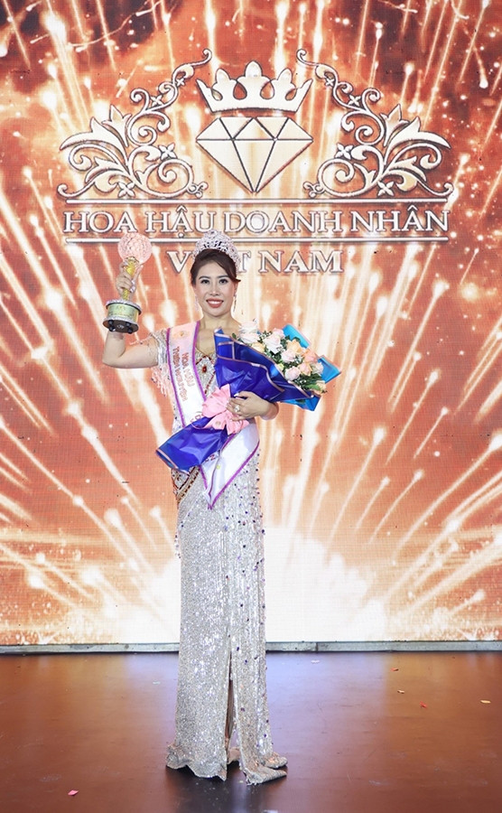 Thế nhưng, nữ doanh nhân này lấy thông tin của nam nhân viên tên T. (nhân viên spa của bà Phi) để điền vào hợp đồng với tư cách người làm chứng. Bà này cũng tự ký tên mình cùng anh T. và ông M. vào hợp đồng, rồi chụp hình gửi cho ông D.