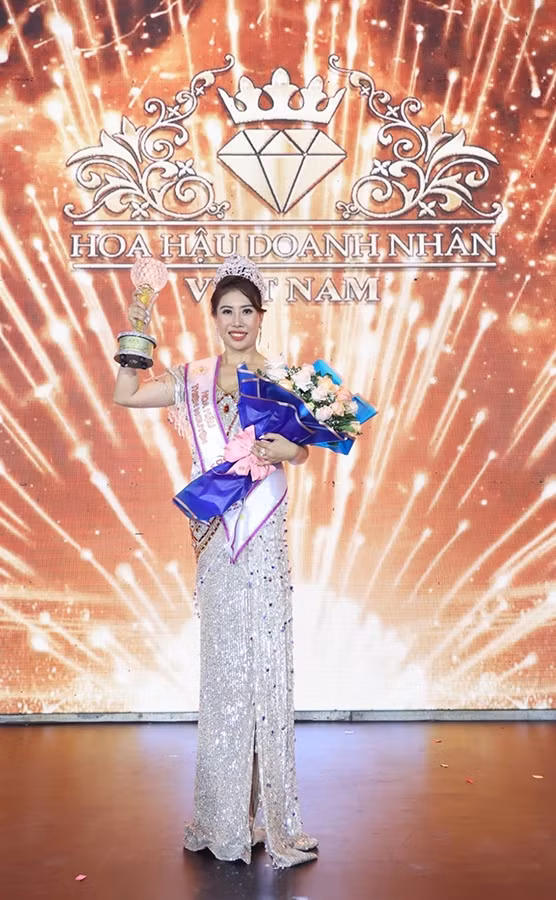 Thế nhưng, nữ doanh nhân này lấy thông tin của nam nhân viên tên T. (nhân viên spa của bà Phi) để điền vào hợp đồng với tư cách người làm chứng. Bà này cũng tự ký tên mình cùng anh T. và ông M. vào hợp đồng, rồi chụp hình gửi cho ông D.