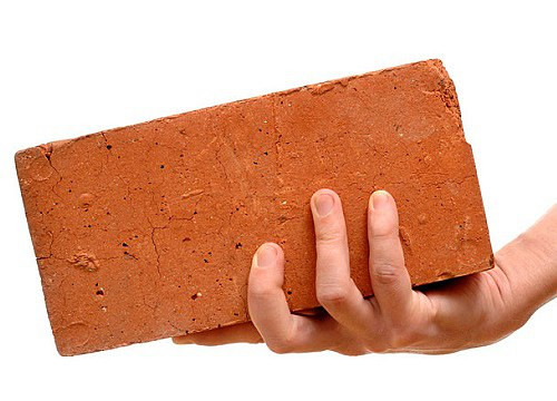 Tại đây, sau một hồi giả vờ trò chuyện, hỏi han, lợi dụng lúc nạn nhân sơ hở, Sơn đã dùng viên gạch đập mạnh vào đầu chị Lan. Thấy nạn nhân vẫn tỉnh và định hô hoán, Sơn tiếp tục dùng đoạn cây bạch đàn đè lên cổ chị Lan và túm đầu chị đập mạnh xuống nền giếng tới chết. Sau đó, tên sát nhân mở nắp giếng, vứt xác chị Lan xuống rồi đậy nắp lại. Gây án xong, Sơn đi xuống khu chuồng trại chăn nuôi, giật đứt bóng điện nhằm tránh bị phát hiện rồi vào nhà chị Lan lục soát tìm tiền. (Ảnh minh họa, nguồn Internet)