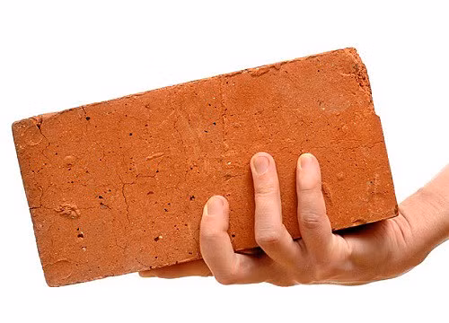 Tại đây, sau một hồi giả vờ trò chuyện, hỏi han, lợi dụng lúc nạn nhân sơ hở, Sơn đã dùng viên gạch đập mạnh vào đầu chị Lan. Thấy nạn nhân vẫn tỉnh và định hô hoán, Sơn tiếp tục dùng đoạn cây bạch đàn đè lên cổ chị Lan và túm đầu chị đập mạnh xuống nền giếng tới chết. Sau đó, tên sát nhân mở nắp giếng, vứt xác chị Lan xuống rồi đậy nắp lại. Gây án xong, Sơn đi xuống khu chuồng trại chăn nuôi, giật đứt bóng điện nhằm tránh bị phát hiện rồi vào nhà chị Lan lục soát tìm tiền. (Ảnh minh họa, nguồn Internet)