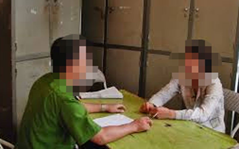 Từ manh mối quan trọng này, công an đã triệu tập tập Tuyên và Sơn để lấy lời khai. Tại cơ quan công an, Sơn và Tuyên đều khẳng định trưa 19/11 đã đến nhà anh Mộc chơi, nhưng sau đó ra về và không hề hay biết việc chị Lan bị giết hại. Tới ngày 21/11, công an bất ngờ phát hiện tại đống củi tại nhà ông Lê Quang Minh (bố đẻ đối tượng Sơn) có đoạn cây bạch đàn khớp với đoạn dính máu tại hiện trường. (Ảnh minh họa, nguồn Internet) 