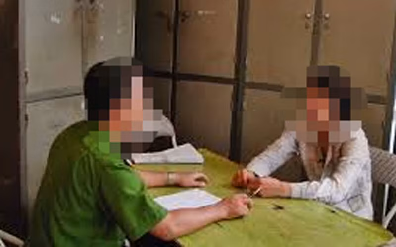 Từ manh mối quan trọng này, công an đã triệu tập tập Tuyên và Sơn để lấy lời khai. Tại cơ quan công an, Sơn và Tuyên đều khẳng định trưa 19/11 đã đến nhà anh Mộc chơi, nhưng sau đó ra về và không hề hay biết việc chị Lan bị giết hại. Tới ngày 21/11, công an bất ngờ phát hiện tại đống củi tại nhà ông Lê Quang Minh (bố đẻ đối tượng Sơn) có đoạn cây bạch đàn khớp với đoạn dính máu tại hiện trường. (Ảnh minh họa, nguồn Internet) 