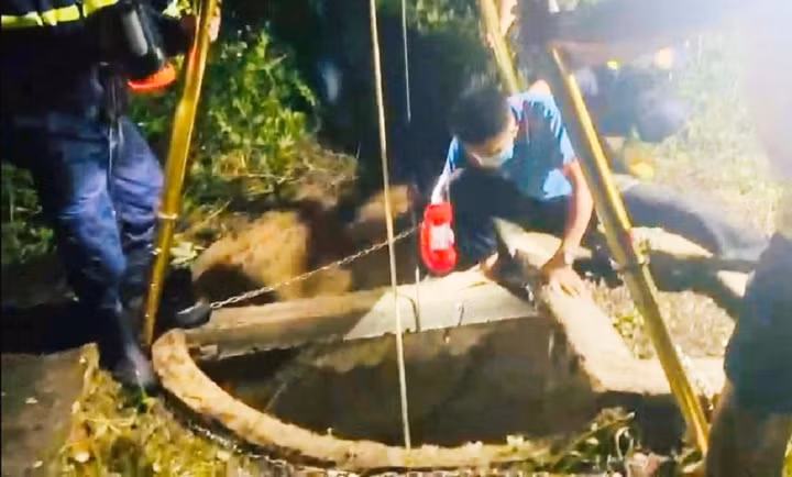 Tại nhà anh Mộc, trong đêm, cơ quan công an lần theo những vết máu còn sót lại dẫn tới giếng nước được đậy kín bằng 2 tấm bê tông chắc chắn. Khi nắp giếng được mở ra, lực lượng chức năng bất ngờ phát hiện bên dưới có một thi thể nổi lập lờ. Khi thi thể được đưa lên bờ, anh Mộc và gia đình đau đớn nhận ra đó chính là chị Lê Thị Lan. (Ảnh minh họa, nguồn Internet) 