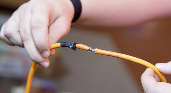 Tiến lại khu vực chuồng gà, anh Mộc phát hiện đường dây điện của gia đình đã bị ai đó giật đứt, vứt chỏng chơ. Đặc biệt, trong ánh đèn pin lờ mờ, người đàn ông này nhìn thấy một vài vết máu vương vãi ở nền giếng. Linh cảm có chuyện chẳng lành, bố con anh Mộc đã gọi hàng xóm nhờ hỗ trợ tìm kiếm chị Lan, đồng thời cấp báo vụ việc tới cơ quan công an. Ngay sau khi tiếp nhận tin báo, Công an thị xã Phú Thọ đã phối hợp cùng nhiều phòng ban nghiệp vụ Công an tỉnh Phú Thọ khẩn trương vào cuộc điều tra, làm rõ. (Ảnh minh họa, nguồn Internet) 