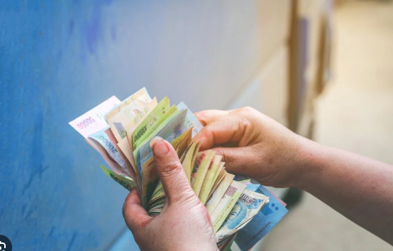 Trước bằng chứng khó thể chối cãi, tại CQĐT, Lê Trung Sơn đã phải cúi đầu thừa nhận hành vi phạm tội. Sơn khai nhận, do là hàng xóm gần nhà nên đối tượng thường lui tới nhà anh Mộc chơi. Trưa 19/11, nghe được câu chuyện tiền nong giữa Tuyền và anh Mộc nên Sơn nảy sinh ý định cướp tài sản. Chiều cùng ngày, Sơn cầm theo đoạn cây bạch đàn từ nhà và đi bộ sang nhà hàng xóm. Lúc này chỉ có một mình chị Lan ở nhà. (Ảnh minh họa, nguồn Internet) 