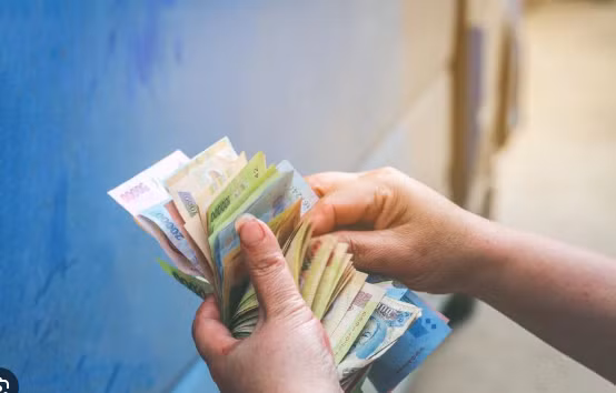 Trước bằng chứng khó thể chối cãi, tại CQĐT, Lê Trung Sơn đã phải cúi đầu thừa nhận hành vi phạm tội. Sơn khai nhận, do là hàng xóm gần nhà nên đối tượng thường lui tới nhà anh Mộc chơi. Trưa 19/11, nghe được câu chuyện tiền nong giữa Tuyền và anh Mộc nên Sơn nảy sinh ý định cướp tài sản. Chiều cùng ngày, Sơn cầm theo đoạn cây bạch đàn từ nhà và đi bộ sang nhà hàng xóm. Lúc này chỉ có một mình chị Lan ở nhà. (Ảnh minh họa, nguồn Internet) 