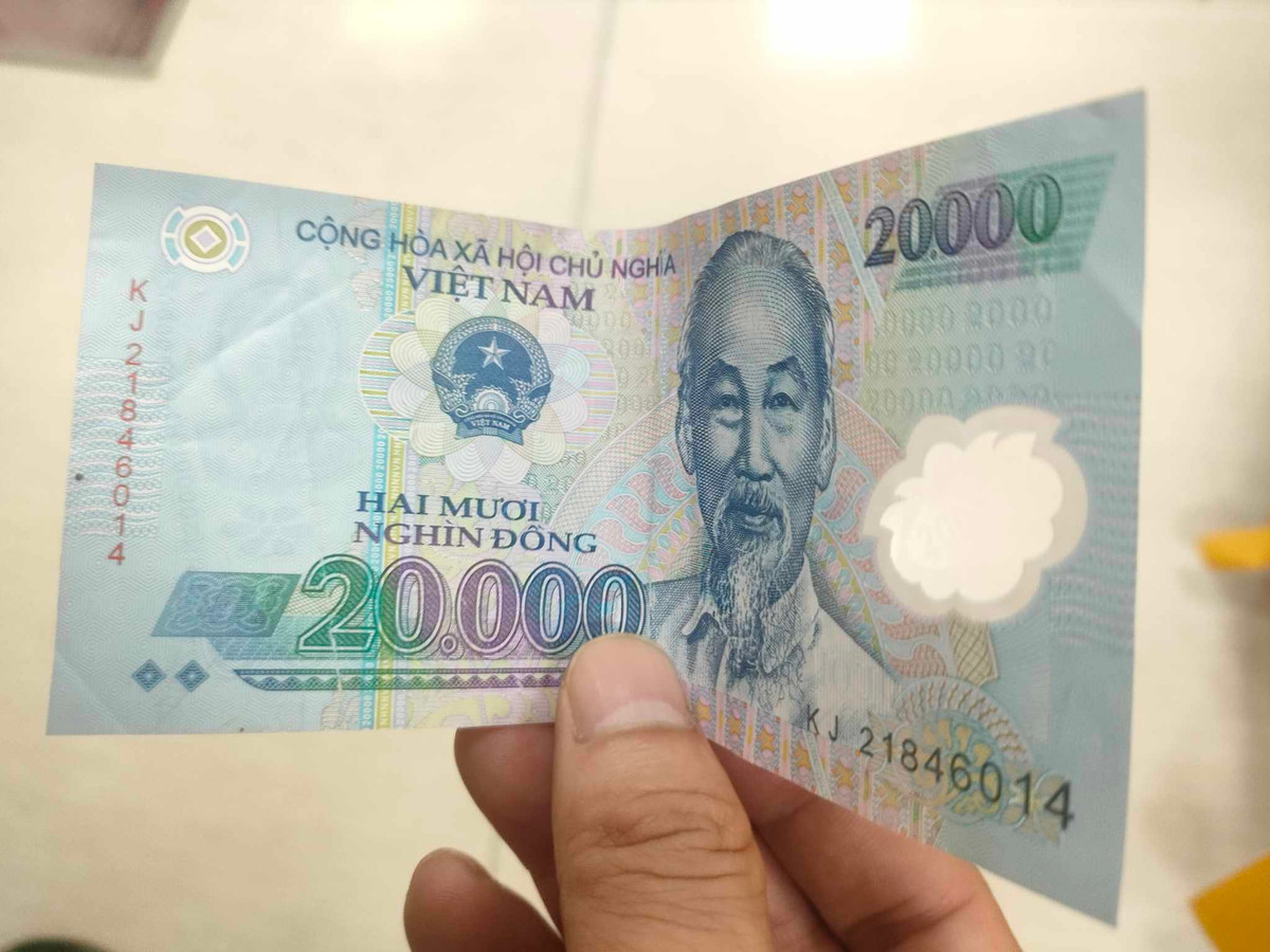 Sau khi lật tìm nhiều ngóc ngách trong nhà không thu được kết quả, sợ bố con anh Mộc trở về nhà phát hiện, Sơn đã nhanh chân tẩu thoát khỏi hiện trường. Chiều cùng ngày, Sơn giúp bố bốc xếp đồ đạc và xin 20 ngàn đồng để sang nhà vợ sắp cưới chơi. Không lâu sau khi giết người, Sơn đã bị cơ quan công an bắt giữ. Thông tin Sơn chính là kẻ đã xuống tay giết hại chị Lan một cách tàn độc, khiến người thân và dư luận địa phương thời điểm đó vô cùng bàng hoàng, sửng sốt. Với tội ác man rợ đã gây ra, tại phiên sơ thẩm năm 2010, TAND tỉnh Phú Thọ tuyên phạt bị cáo Lê Trung Sơn án tử hình về tội "Giết người". (Ảnh minh họa)