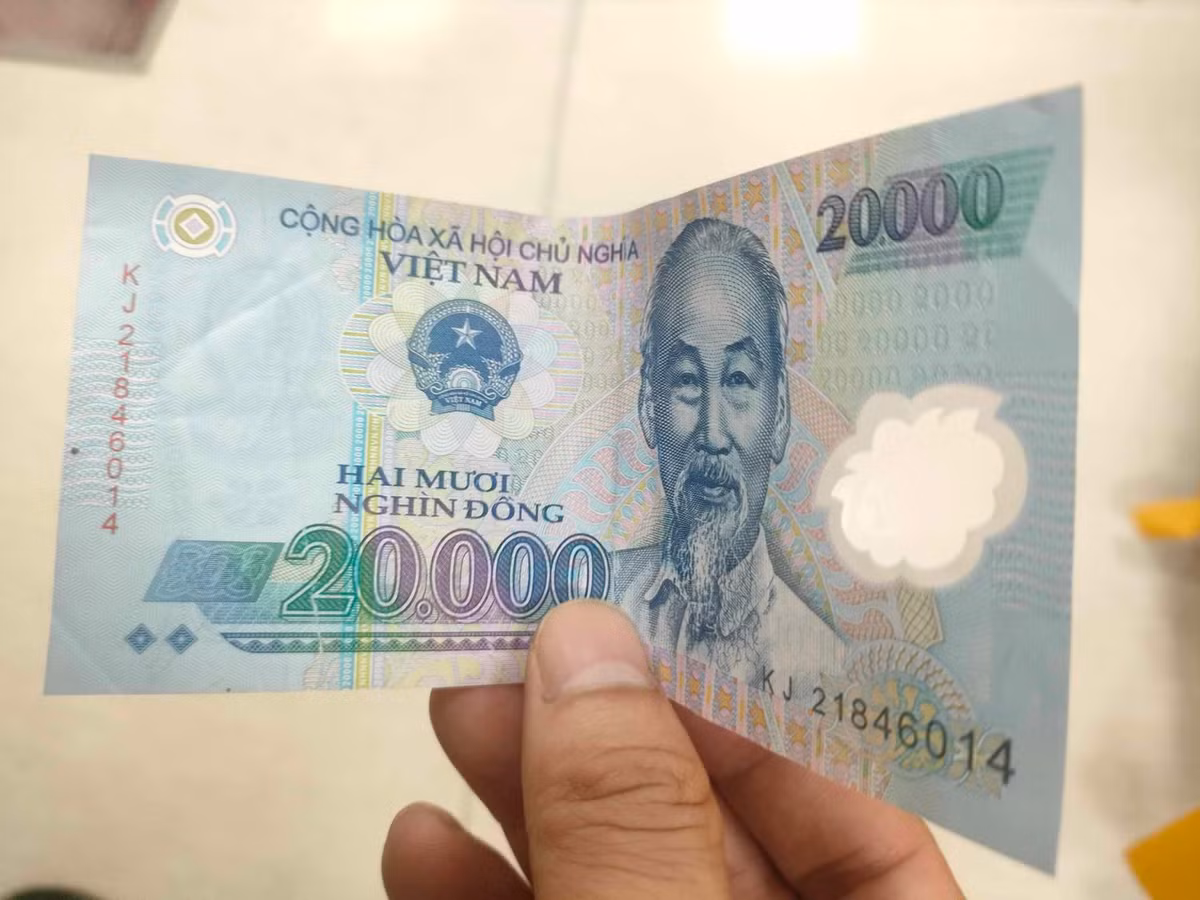 Sau khi lật tìm nhiều ngóc ngách trong nhà không thu được kết quả, sợ bố con anh Mộc trở về nhà phát hiện, Sơn đã nhanh chân tẩu thoát khỏi hiện trường. Chiều cùng ngày, Sơn giúp bố bốc xếp đồ đạc và xin 20 ngàn đồng để sang nhà vợ sắp cưới chơi. Không lâu sau khi giết người, Sơn đã bị cơ quan công an bắt giữ. Thông tin Sơn chính là kẻ đã xuống tay giết hại chị Lan một cách tàn độc, khiến người thân và dư luận địa phương thời điểm đó vô cùng bàng hoàng, sửng sốt. Với tội ác man rợ đã gây ra, tại phiên sơ thẩm năm 2010, TAND tỉnh Phú Thọ tuyên phạt bị cáo Lê Trung Sơn án tử hình về tội "Giết người". (Ảnh minh họa)