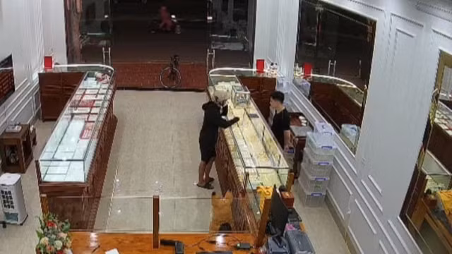 Nam thiếu niên vờ hỏi mua vàng rồi cướp: Ngày 28/7, Nguyễn Trắc N. (16 tuổi, ngụ xã Gia Thanh, huyện Gia Viễn, Ninh Bình) đến tiệm vàng Trường Thịnh (đường Trần Hưng Đạo, phường Ninh Khánh, TP Ninh Bình) để hỏi mua vàng. Chủ tiệm vàng đã đưa cho N. 1 nhẫn vàng 2 chỉ, trị giá 11,2 triệu đồng để N. xem hàng. Bất ngờ N. cầm vàng bỏ chạy. Chủ tiệm vàng đã vừa tri hô vừa đuổi theo N. nhưng không kịp. Nhận được tin báo, Công an TP Ninh Bình vào cuộc điều tra và bắt giữ được N. 