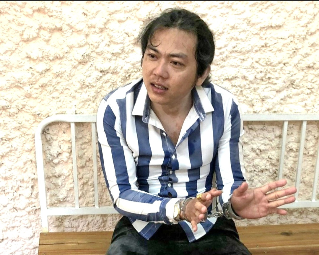  Bắt nghi phạm cướp tiệm vàng sáng mùng 5 Tết: Ngày 26/1 (mùng 5 Tết Quý Mão 2023), Công an TP Sóc Trăng tiếp nhận tin báo có một người đàn ông sử dụng vật có hình dạng súng đe dọa chủ tiệm vàng Thanh Tâm (ở ngã tư Hai Bà Trưng - Phan Chu Trinh, phường 1, TP.Sóc Trăng) cướp 1 sợi dây chuyền vàng. Ngay sau đó, lực lượng Công an TP Sóc Trăng phối hợp người dân bắt nghi phạm là Tăng Minh Phúc (30 tuổi, ngụ xã Mỹ Thuận, H.Mỹ Tú, Sóc Trăng). Tang vật thu giữ gồm 1 sợi dây chuyền vàng 1,5 lượng (loại vàng 18K) và 1 khẩu súng bắn đạn cao su.