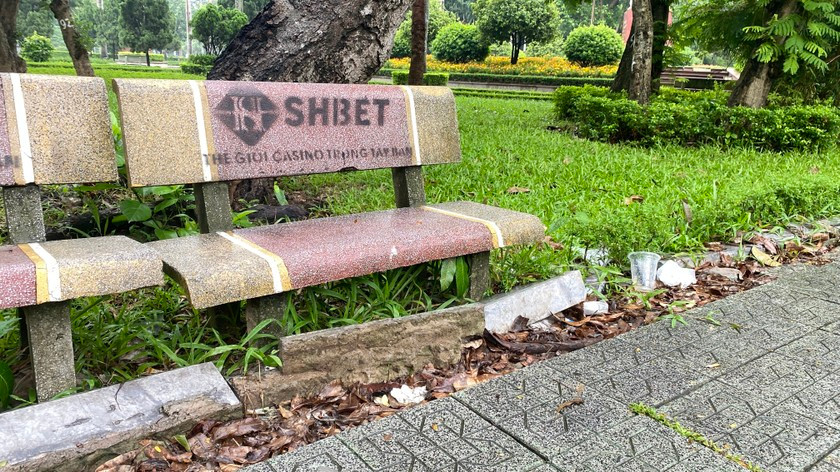 Đến cuối năm 2019, chị H. tính tổng số tiền Trịnh vay cả gốc và lãi là hơn 200 triệu đồng và yêu cầu đối tượng phải trả nợ, nếu không sẽ thông báo về cho gia đình. Do lo sợ gia đình biết việc nợ nần nên đối tượng đã nảy sinh ý định giết người để bịt đầu mối. Khoảng 17h ngày 6/3, Trịnh mang theo một chiếc búa đựng trong ba lô, đi xe máy từ đường Trường Chinh (Hà Nội) đến đón chị H. tại nhà trọ thuộc quận Hà Đông. Trịnh chở chị H. đến vườn hoa Nguyễn Trãi, ven bờ sông Nhuệ. (Ảnh minh họa, nguồn Internet) 