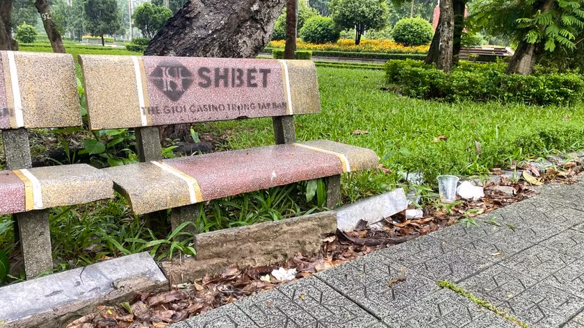 Đến cuối năm 2019, chị H. tính tổng số tiền Trịnh vay cả gốc và lãi là hơn 200 triệu đồng và yêu cầu đối tượng phải trả nợ, nếu không sẽ thông báo về cho gia đình. Do lo sợ gia đình biết việc nợ nần nên đối tượng đã nảy sinh ý định giết người để bịt đầu mối. Khoảng 17h ngày 6/3, Trịnh mang theo một chiếc búa đựng trong ba lô, đi xe máy từ đường Trường Chinh (Hà Nội) đến đón chị H. tại nhà trọ thuộc quận Hà Đông. Trịnh chở chị H. đến vườn hoa Nguyễn Trãi, ven bờ sông Nhuệ. (Ảnh minh họa, nguồn Internet) 