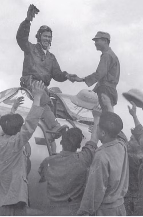 Cán bộ kỹ thuật đón mừng phi công Nguyễn Văn Bảy trờ về sau một chiến thắng. Nguồn ảnh: Vietnamese News Agency - Thông tấn xã Việt Nam.