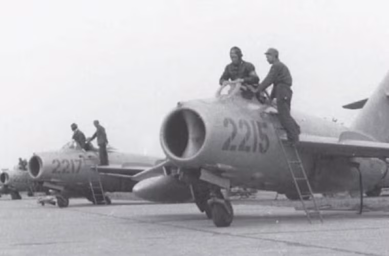 Kể từ chiến thắng đầu tiên đó, các phi công tiêm kích MiG-17 mà quân Mỹ gọi là “cổ lỗ sĩ” đó đã lập hàng loạt chiến công, thậm chí bắn rơi được cả tiêm kích tối tân nhất của Mỹ - F-4 Phantom II. Ảnh: Các máy bay tiêm kích MiG-17F của Trung đoàn 921 Sao Đỏ mang số hiệu lần lượt là 2215, 2217, 2253 và 2115 chuẩn bị cho một chuyến bay chiến đấu. Nguồn ảnh: Vietnamese News Agency - Thông tấn xã Việt Nam.