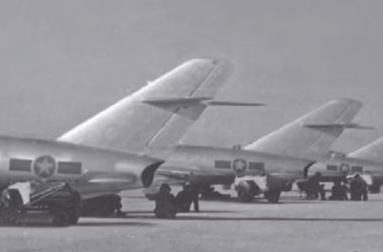 Hàng dài các máy bay tiêm kích MiG-17F của Trung đoàn 921. Nguồn ảnh: Vietnamese News Agency - Thông tấn xã Việt Nam.