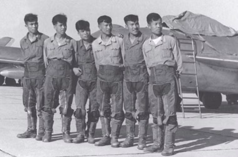 Tuy nhiên, trận đánh ngày 3/4/1965 đã khiến cho người Mỹ hoảng hồn khi phi công MiG-17 Phạm Ngọc Lan đã bắn rơi tiêm kích siêu âm F-8 của Hải quân Mỹ. Ảnh: Các phi công tiêm kích MiG-17 tuổi đời còn rất trẻ của Không quân Nhân dân Việt Nam. Nguồn ảnh: Vietnamese News Agency - Thông tấn xã Việt Nam.