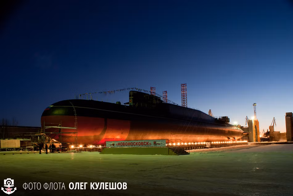 Tàu ngầm hạt nhân được trang bị hai lò phản ứng VM4-SG cung cấp động lực cho tàu hoạt động khoảng 20 năm liên tục, khả năng bơi với tốc độ 24 hải lý/h khi lặn, dự trữ hành trình 80 ngày.