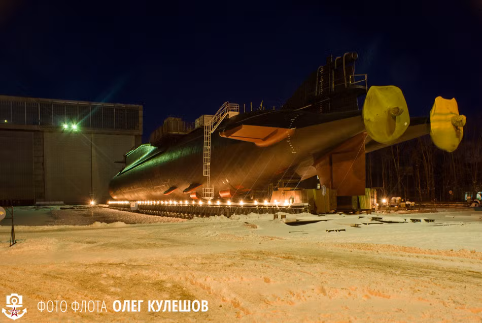 Tàu ngầm hạt nhân Novomoskovsk có lượng giãn nước toàn tải 18.200 tấn khi lặn, dài 167m, mớn nước 8,8m, rộng 11,7m, thủy thủ đoàn khoảng 135 người.