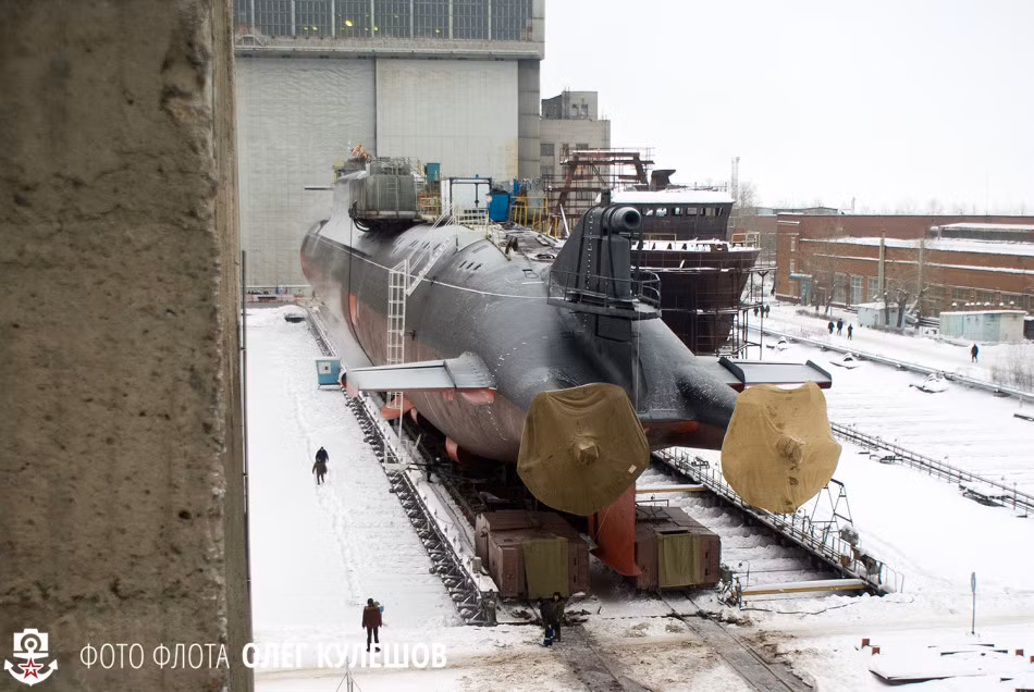 K-407 Novomoskovsk là một trong 7 tàu ngầm hạt nhân chiến lược Project 667BDRM Delfin (NATO định danh là Delta-IV). Nó được hạ thủy tháng 2/1990 ở nhà máy đóng tàu phương Bắc Sevmash, biên chế tháng 2/1992 ở Hạm đội Biển Bắc.