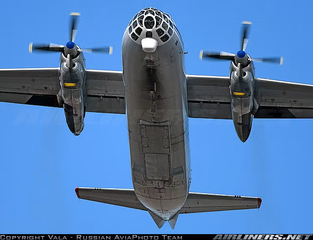 Máy bay trinh sát không ảnh An-30 có chiều dài 24,26m, cao 8,32m, sải cánh 29,2m, trọng lượng cất cánh tối đa 23 tấn.