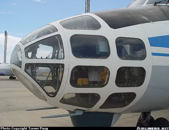 Với đặc tính chuyên dụng là máy bay trắc địa, An-30 được trang bị 4 camera trắc địa với nắp sấp cho phép sử dụng laser, ảnh nhiệt, phân tích trọng lượng, từ tính và các dụng cụ trắc địa địa lý khác. Để các chuyên bay trắc địa diễn ra liên tục và chính xác, thiết bị tiêu chuẩn cho An-30 bao gồm công nghệ điều khiển đường bay bằng máy tính. Ảnh mũi máy bay An-30 của Việt Nam.