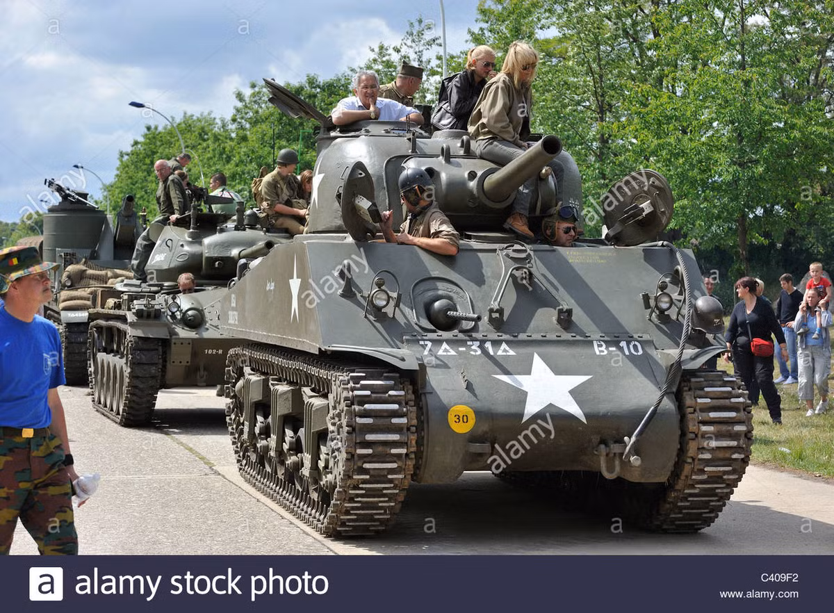 Tăng Sherman có trọng lượng 30,3 tấn, dài 5,84m, rộng 2,62m, cao 2,74m, được bọc giáp dày từ 19-91mm. Sherman có cấu hình cao nên khả năng hạ nòng khá tốt.