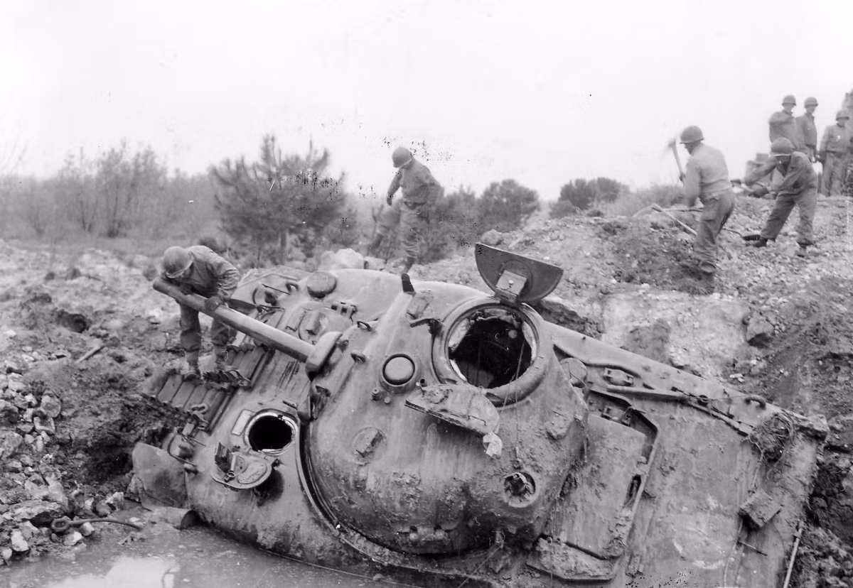 Ảnh một xe tăng M4 Sherman bị phá hủy ở châu Âu.