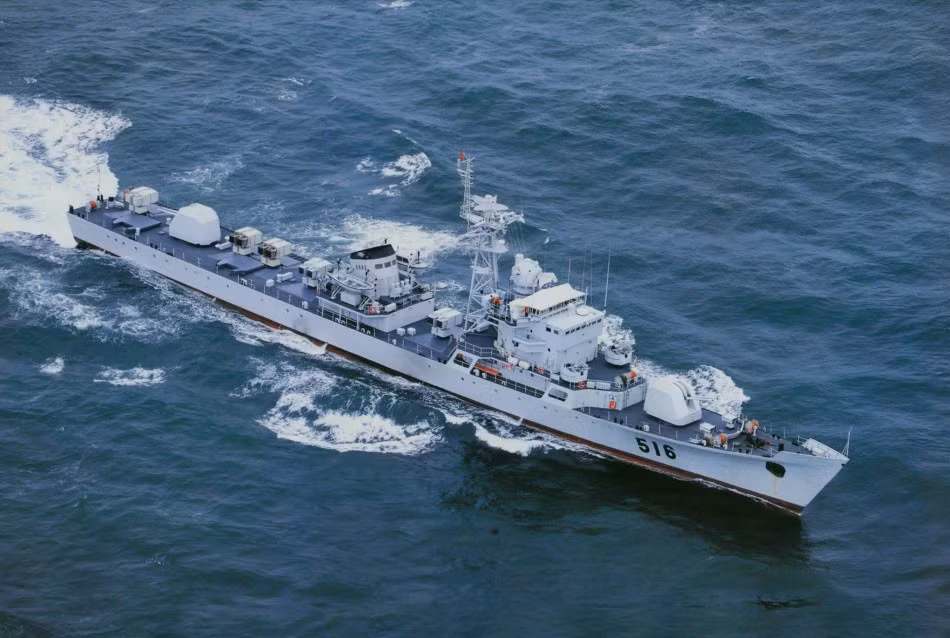 Theo một số nguồn tin, một số tàu chiến Trung Quốc thuộc thế hệ cũ đã được thay đổi hệ thống vũ khí tên lửa chống hạm bằng pháo phản lực để phục vụ cho các hoạt động pháo kích bờ biển, đảo trong các chiến dịch đổ bộ đường biển. Điển hình là chiếc tàu Jiujiang (516) thuộc lớp Giang Hộ 1 Type 053H của Hạm đội Đông Hải.